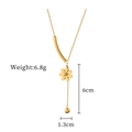 Dettaglio collana in acciaio al titanio con ciondolo fiore 1,3cm e catena a sfere 6cm - Acciaio al titanio / Oro