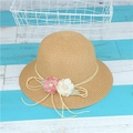 Dettaglio di cappello di paglia per bambini con fiori decorativi in tessuto rosa e bianco - Bambino S (50-52cm) / Solo Cappello / Kaki