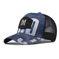 Detail der blauen Denim-Trucker-Cap mit M-Metalllogo und atmungsaktivem Mesh-Rücken - Verstellbar / Marineblau