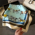 Dettaglio di un foulard quadrato in seta con stampa equestre in blu, marrone e beige - 70*70cm / Blu Stellare