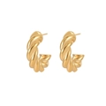 Detailopname van de gouden gedraaide oorringen met een textuur in croissantstijl - Gedraaid Touw Textuur Stijl (E963-GO)