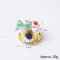 Portachiavi mini torta con panna e cinturino rosa, dimensioni 4,5cm x 3cm, peso circa 30g - Fiocco a quadri verde con cinturino rosa