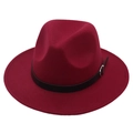 Élégant chapeau fedora bordeaux avec ceinture en cuir noir sur fond blanc épuré - 54cm / Bordeaux