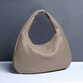 Borsa a tracolla a mezzaluna grigia tessuta a mano con texture in pelle di alta qualità - Sabbia
