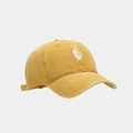 Détail de la broderie main de squelette blanche sur une casquette vintage jaune moutarde - Réglable / Jaune