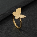 Matter goldener Schmetterlingsring aus Edelstahl mit glitzernder Textur auf Stein - US 6 / Gold