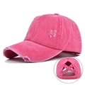 Dettaglio cappello rosso rosa con coda di cavallo, tesa usurata e fascia elastica incrociata - Rosa Rosso