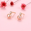Vista macro di orecchini di perle rosa d'acqua dolce con montatura dorata e zirconi - Argento 925 / Perla Rosa (Colore Oro)