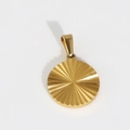 Gros plan du pendentif rond en acier doré avec texture rayonnante de soleil brossé - U02-Plissé Rond / Or
