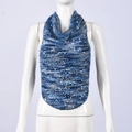 Detailopname van blauw en grijs breiwerk met zilveren lovertjes op de korte top - S / Blauw