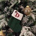 Botte de Noël en tricot vert avec lettre D rouge brodée sur sapin enneigé - Vert/Lettre D