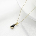 Elegante gouden ketting met een zwarte edelsteen hanger in een subtiele druppelvorm - Goud + Zwarte zirkonia
