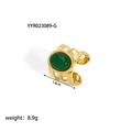 Dettaglio anello vintage placcato oro con pietra naturale verde e trama martellata - Stile Pietra Ovale Vintage Martellato (YYR023089-G)