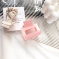 Roze rechthoekige haarklem met glanzende afwerking en minimalistisch retro ontwerp - Snoeproze