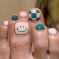 Unghie finte per piedi a scacchi e con faccina sorridente in verde vintage e crema - Stile a Scacchi Smiley Verde (FW25) - Colla a Gelatina Gialla