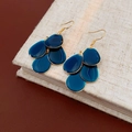 Detalle de pendientes de gota en esmalte azul oscuro con gancho dorado - Placas de gota de agua en capas (Gancho) / Gancho de Oreja-Azul