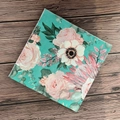Bloemen servetten met roze rozen en eucalyptus op groenblauwe achtergrond - Teal Grote Bloem