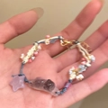 Detailansicht eines handgewebten Armbands mit Katzen- und lila Sternanhängern aus Harz - Lila Katze Stil (HB3636)