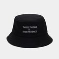 Détail du bob noir avec slogan blanc et coutures renforcées sur le bord du chapeau - Slogan THICK THIGHS (14# Noir)