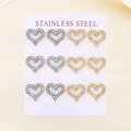 Detalle macro de seis pares de pendientes de corazón en acero inoxidable oro y plata - Juego de Pendientes de Botón de Corazón Mezclado Oro y Plata(KE116987-HR)