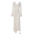 Detail van beige jurk met V-hals, kant en elegante mouwen met ruches en tailleband - S / Abrikoos