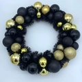 Luxe zwart-gouden kerstkrans versierd met diverse matte en glanzende kerstballen - Zwart Goud