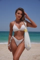 Dettaglio del tessuto testurizzato del bikini bianco con scollo all'americana e lacci - S / Bianco