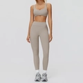 Taupe sportset met U-hals sportbeha en nauwsluitende yoga legging met hoge taille - M / Sportbeha + Legging / Kameelbruin