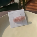 Rosa ovaler Acetat-Haarclip mit Kristall-Schmetterling auf einer Displaykarte - Gelee Rosa