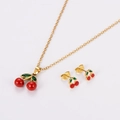 Vue détaillée de l'ensemble collier et boucles d'oreilles pendantes cerise rouge dorée - Doré