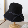 Schwarzer Sonnenhut für Damen mit dunkelblauer karierter Schleife auf Hutständer - M (56-58cm) / Schwarz