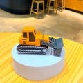 Mini speelgoedbulldozer sleutelhanger in oranje en grijs op witte basis - Bulldozer / Gele Bulldozer