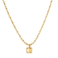 Collar de cuentas bañado en oro de 18 quilates con colgante cuadrado sobre fondo blanco - Cuadrado / Dorado