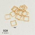 Nahaufnahme von 8 mm vergoldeten quadratischen Anhängern mit strukturierter Oberfläche - 8mm / Gold/92# Quadrat