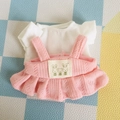 Weißes Puppen-T-Shirt und rosa gestrickter Trägerrock für 17cm Plüschpuppen - Passend für 17cm Puppe / Weißes T-Shirt + Latzrock-Set / Weiß/Blau