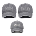 Dettaglio del set di tre cappellini in cotone lavato grigio con ricami MOM DAD MINI - Set da 3 Pezzi (DAD+MOM+MINI) / Grigio