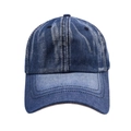 Detailopname van vintage gewassen blauwe denim baseballpet met dubbele stiksels op de klep - Middelblauw