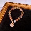 Vista detallada de las cuentas de cristal y el colgante de jade en una pulsera vintage - Pulsera de cuentas de cristal de pelo de jade Hetian
