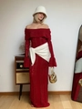 Elegante rode off-shoulder gebreide maxi-jurk met lange mouwen en witte accessoires - S / Rood