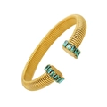 Dettaglio del bracciale rigido a C dorato con zirconi blu di forma rettangolare - Zirconia Blu