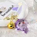 Detalle del llavero de perro en cristal púrpura transparente con cascabel dorado y aro - Lazo de Cinta+Perro+Campana / Morado