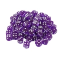 Gros plan de dés 15mm violets translucides avec points blancs et bords arrondis - Violet