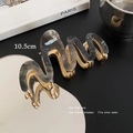 Elegant 10.5cm wave-shaped acetate hair claw clip with grey marble pattern and gold metal - Black