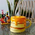 Dettaglio di una tazza in ceramica a forma di pancake con miele e coperchio di burro - Tazza Pancake al Miele con Coperchio