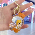 Detalle de llavero de Shiba Inu flotando en líquido naranja con cadena dorada y purpurina - Llavero+Forma de Botella D1-1 / Botella de Refresco