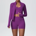Dettaglio del set yoga 3 pezzi da donna con giacca, reggiseno sportivo e pantaloncini a vita alta - Viola Prugna
