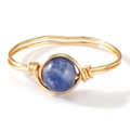 Handgemaakte gouden ring met draadwikkeling en een ronde natuurlijke blauwe sodalietsteen - US-9 / Lapis-Diepblauw