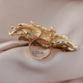 Künstlerischer Sonnenblumenring aus Gold mit gehämmerter Textur und 1,75 cm Durchmesser - Gold