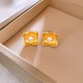 Élégantes boucles d'oreilles fleur dorée avec perle blanche sur boîte à bijoux luxe - Or (A275)