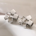 Pendientes geométricos de plata con forma cuadrada sobre seda suave para un look chic - Plateado